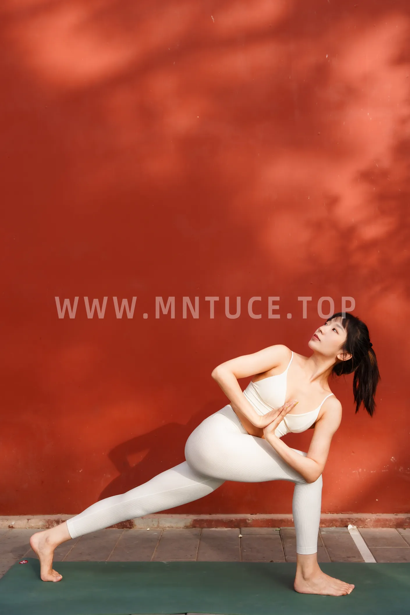 [YITUYU] 2022.12.01 Vol.2575 – Yoga and Red Wall Mengmeng#[23P]-7