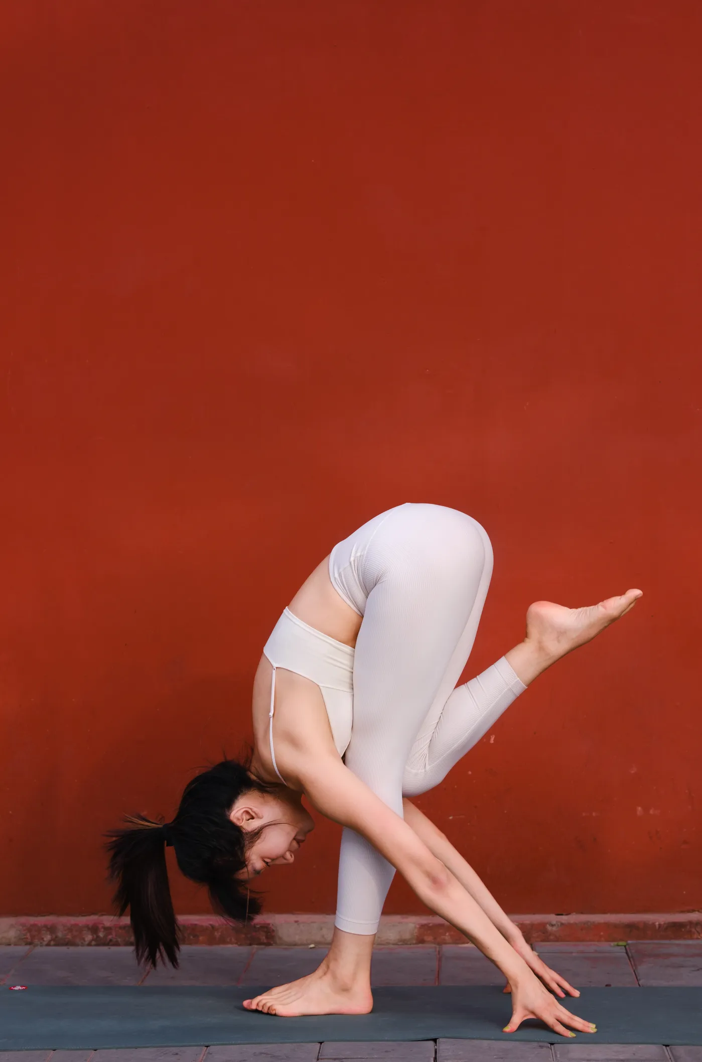 [YITUYU] 2022.12.01 Vol.2575 – Yoga and Red Wall Mengmeng#[23P]-2