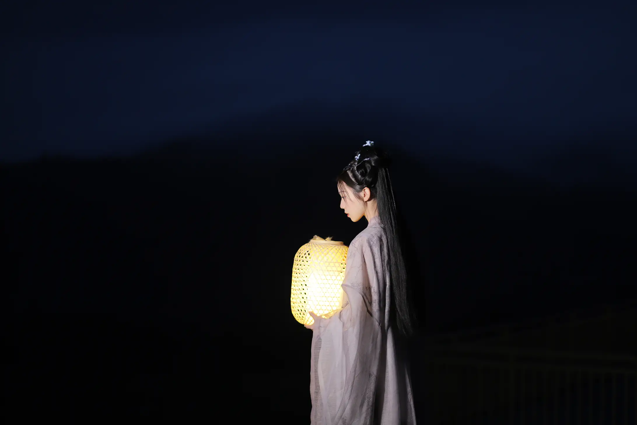 [YITUYU] 2022.02.05 Vol.753 – Hold a lantern to illuminate the rivers and mountains A sweetheart#[22P]-1