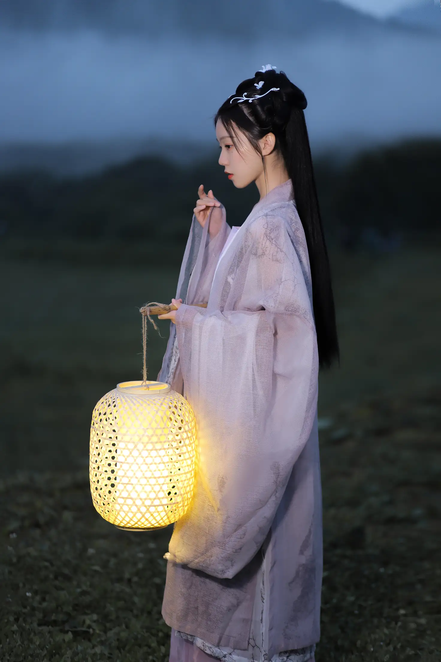 [YITUYU] 2022.02.05 Vol.753 – Hold a lantern to illuminate the rivers and mountains A sweetheart#[22P]-1