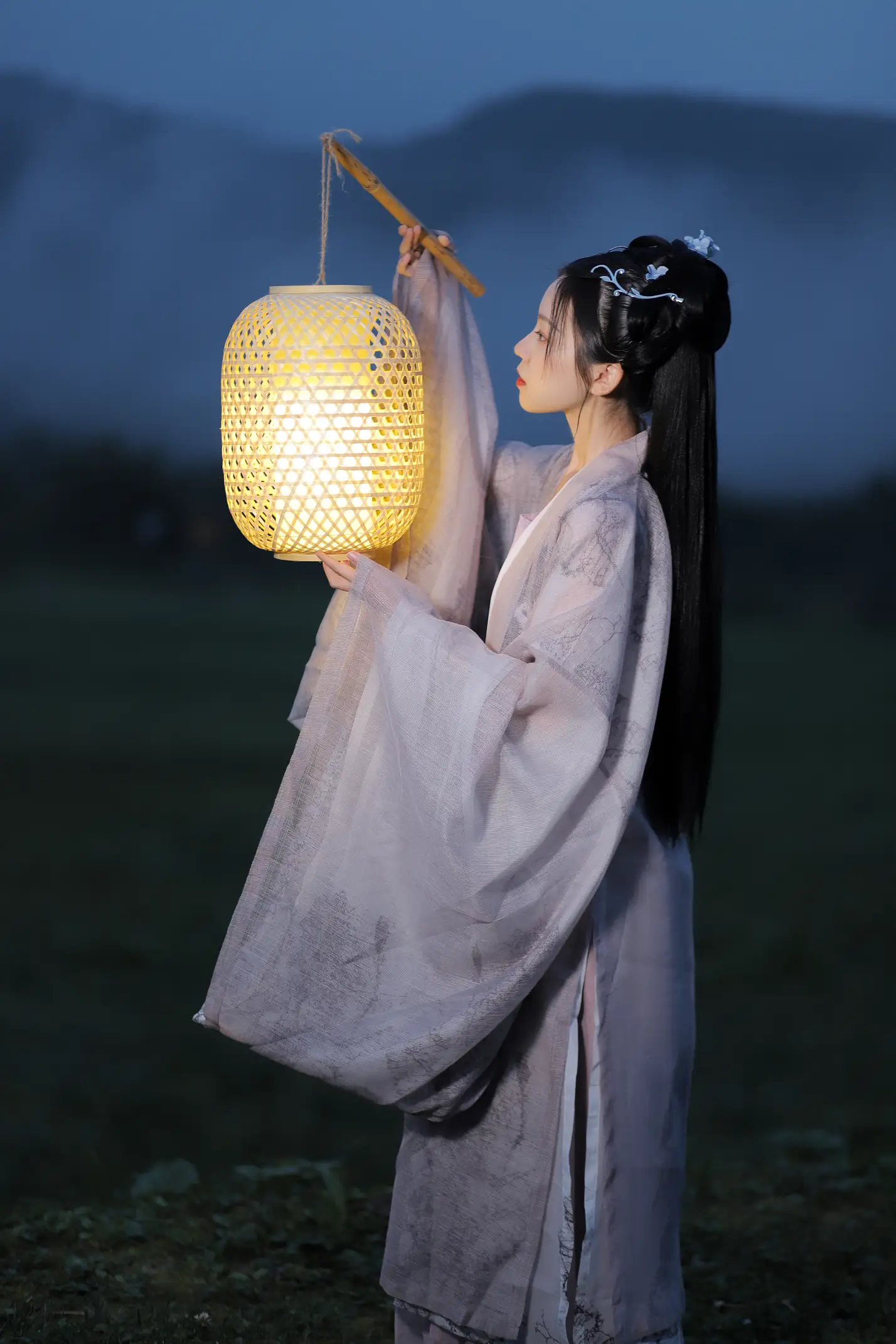 [YITUYU] 2022.02.05 Vol.753 – Hold a lantern to illuminate the rivers and mountains A sweetheart#[22P]-2